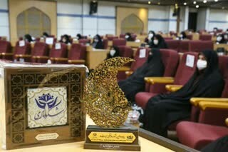 تجلیل از ده بانوی برگزیده استان قم