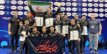 کشتی آزاد جوانان جهان اهتزاز پرچم امام حسین (ع) روی سکوی قهرمانی