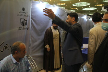 بازدید وزیر ارشاد از بخش مشاوره‌های قرآن بنیان نمایشگاه قرآن کریم