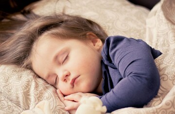 عواقب خوابیدن کودک کنار والدین را جدی بگیرید