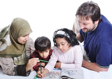 رفتارهای والدین هلیکوپتری؛ از حل دعوای کودکان تا تمیز کردن اتاق دانشجو