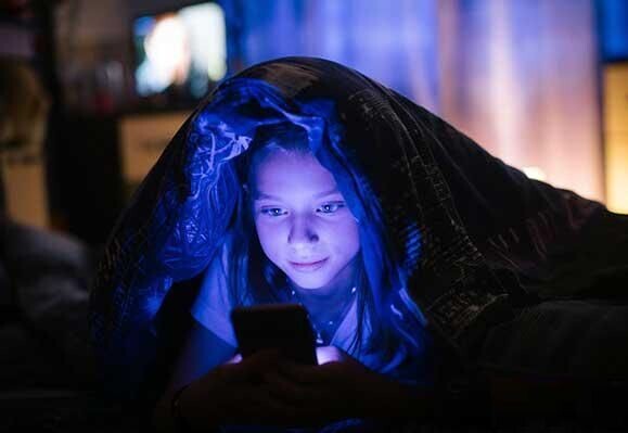 نور موبایل چه تأثیری بر بدنمان میگذارد؟ موبایل