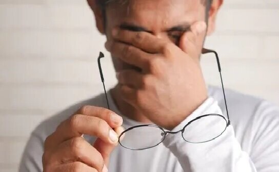 عادات روزمرهای که به چشمها آسیب میرساند چشم