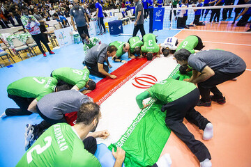 سجده ملی‌پوشان والیبال نشسته بر پرچم ایران