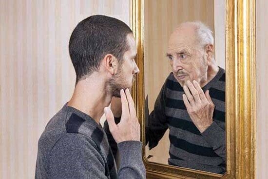 چرا در جوانی احساس پیری میکنیم؟ بحران سالمندی