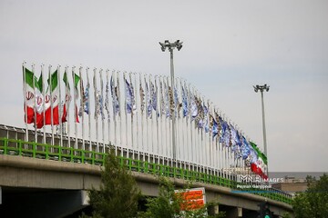 اقدام ارزشمند و انقلابی شهرداری اصفهان در جایگزینی پرچم‌های تزئینی به جمهوری اسلامی ایران