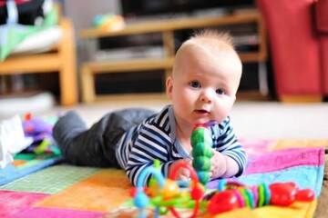 آشنایی با فواید تمرین قرارگرفتن نوزاد روی شکم