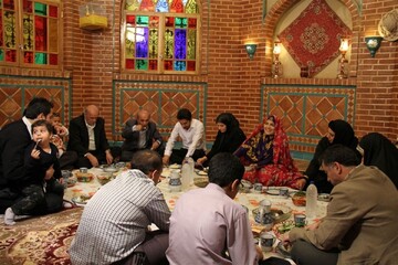 غذا خوردن به سبک ایرانی - اسلامی را فراموش نکنیم