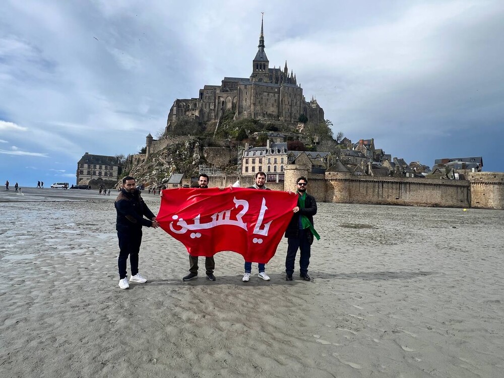 به اهتزاز درآوردن پرچم حرم امام حسین (ع) بر فراز کلیسای سنت میشل فرانسه + عکس و فیلم