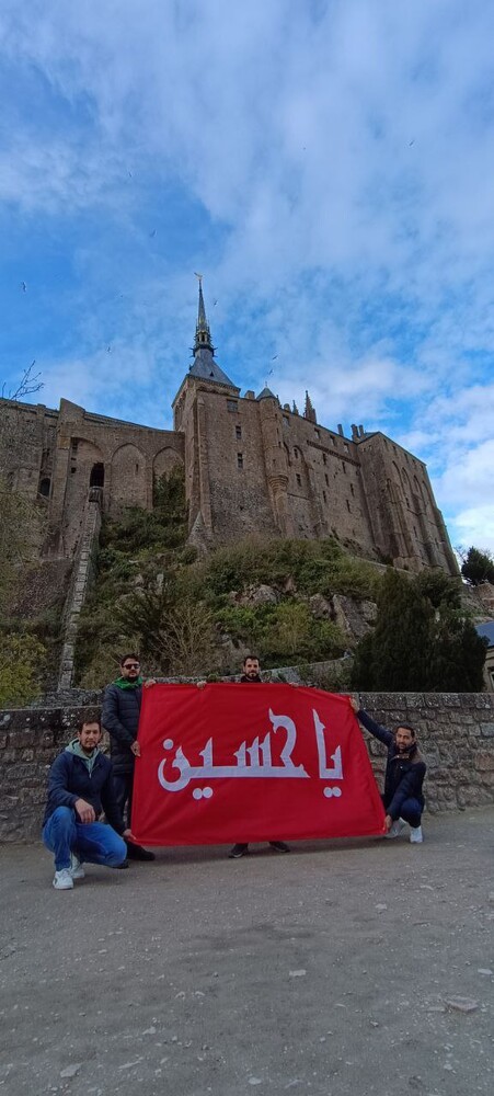 به اهتزاز درآوردن پرچم حرم امام حسین (ع) بر فراز کلیسای سنت میشل فرانسه + عکس و فیلم