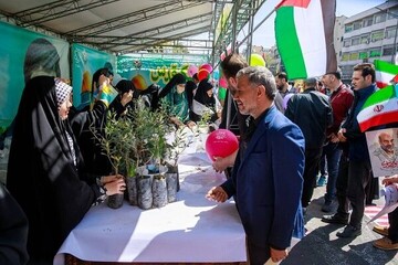 اهدای نهال‌های زیتون به کودکان در رویداد «سلام فلسطین»