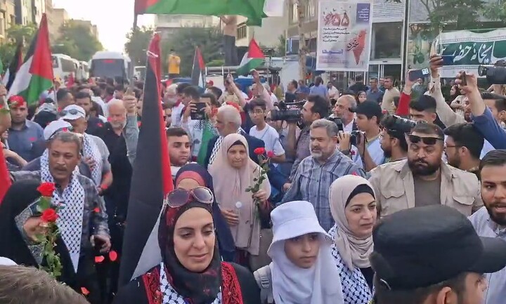 مراسم میزبانی از خانواده شهدای غزه در میدان فلسطین تهران برگزار شد خانواده شهدای غزه
