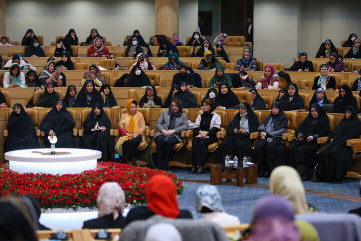 بهروزآذر: هزار و ۹۳۵ زن در پستهای مدیریتی دولت چهاردهم منصوب شدند سازمان توسعه زنان