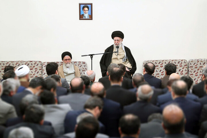 تنها راهحل مشکلات، پایبندی به مبانی انقلاب است/وظیفه وزارت اطلاعات، همکاری با دولتها رهبر