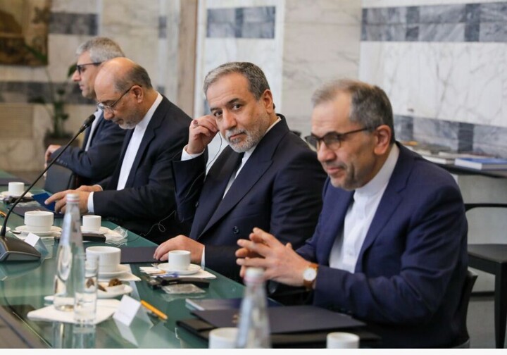 محور سندهای مبادله شده میان ایران و آمریکا رفع تحریم و برنامه هستهای بود عراقچی