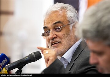 اساتید نباید در محیط دانشگاه خود را به تغافل زنند