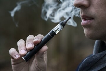 مصرف سیگار الکترونیکی خطر ابتلا به بیماری‌های جدی ریوی را حتی بدون سابقه مصرف سیگار سنتی دو برابر می‌کند