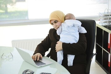 زنان شاغل، ناجیان خاموش اقتصاد خانواده