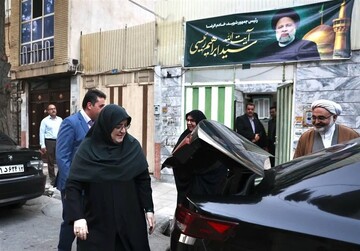 دیدار سخنگوی دولت با مادر شهید رئیسی
