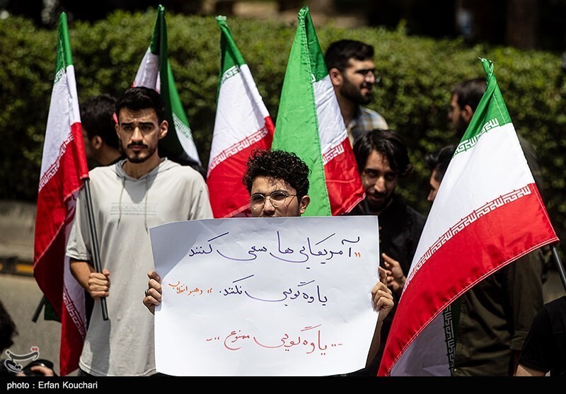 اجتماع دانشجویی در حمایت از حق غنی‌سازی اورانیوم