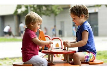چگونه کودکان خود را اجتماعی بار آوریم؟