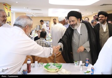 دیدار صمیمی سرپرست حجاج ایرانی با زائران کشورمان در مکه مکرمه