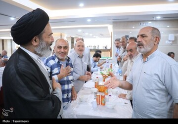دیدار صمیمی سرپرست حجاج ایرانی با زائران کشورمان در مکه مکرمه