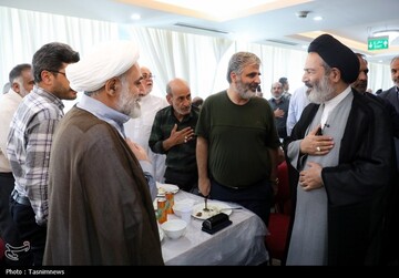 دیدار صمیمی سرپرست حجاج ایرانی با زائران کشورمان در مکه مکرمه