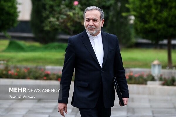 پاسخ نامه آمریکا در دست تهیه است عراقچی