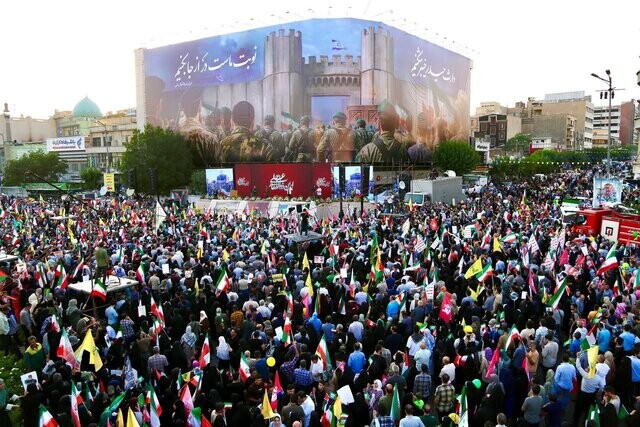 تجمع بزرگ مردمی؛ اسرائیلیها در پناهگاه، ایرانیها در خیابان ....