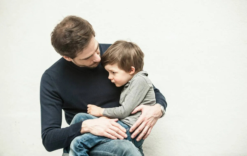 چگونه به سوالات کودکان درباره درگیری پاسخ دهیم؟