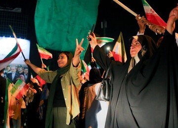 شادی مردم تهران پس از پاسخ کوبنده نیروهای مسلح به آمریکا