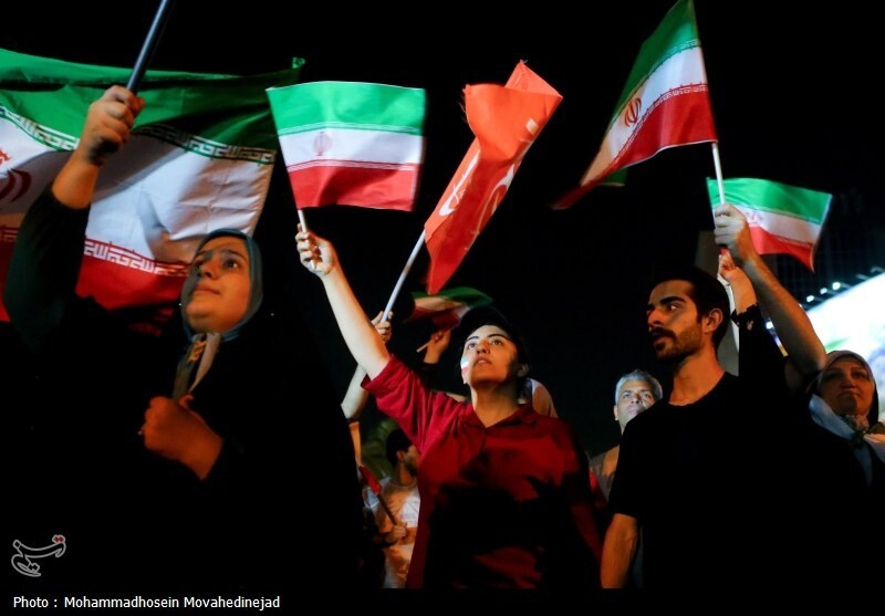 شادی مردم تهران پس از پاسخ کوبنده نیروهای مسلح به آمریکا