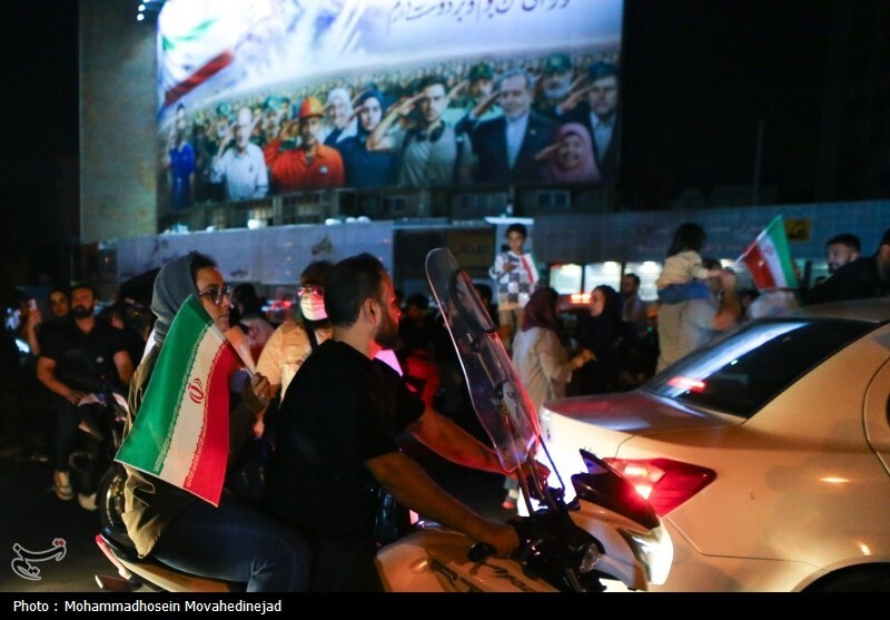 شادی مردم تهران پس از پاسخ کوبنده نیروهای مسلح به آمریکا