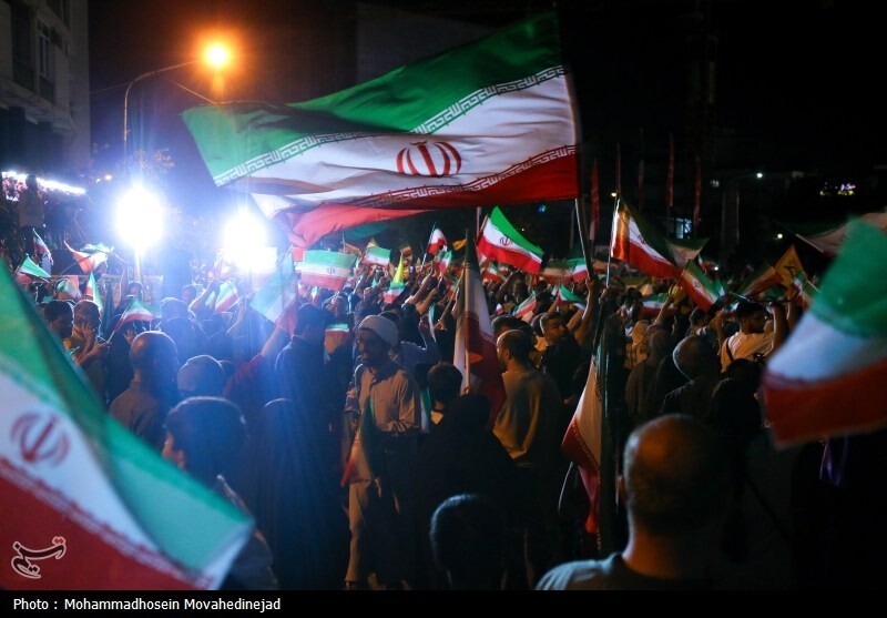 شادی مردم تهران پس از پاسخ کوبنده نیروهای مسلح به آمریکا