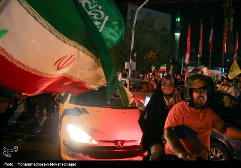 شادی مردم تهران پس از پاسخ کوبنده نیروهای مسلح به آمریکا