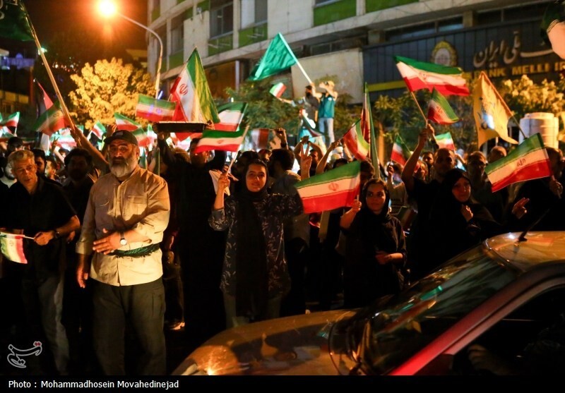 شادی مردم تهران پس از پاسخ کوبنده نیروهای مسلح به آمریکا