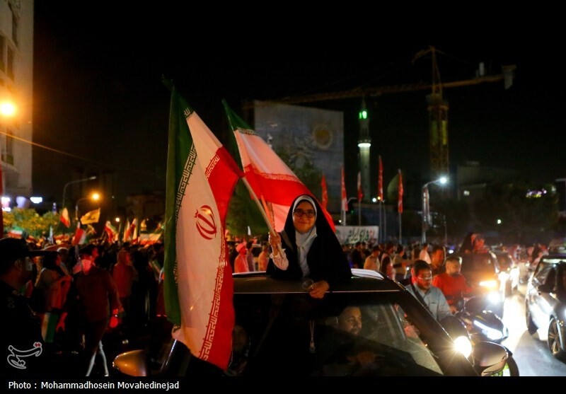 شادی مردم تهران پس از پاسخ کوبنده نیروهای مسلح به آمریکا