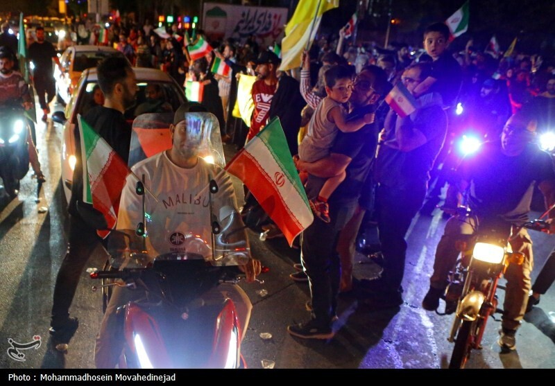 شادی مردم تهران پس از پاسخ کوبنده نیروهای مسلح به آمریکا