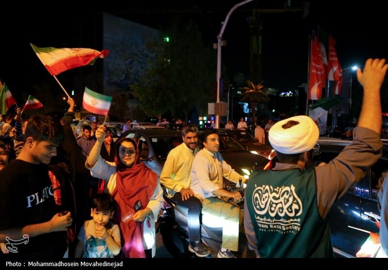 شادی مردم تهران پس از پاسخ کوبنده نیروهای مسلح به آمریکا