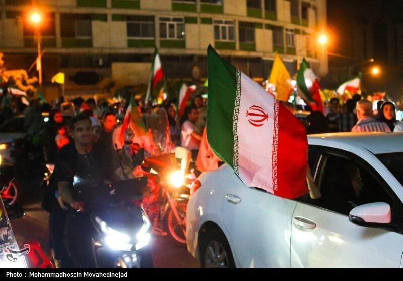 شادی مردم تهران پس از پاسخ کوبنده نیروهای مسلح به آمریکا