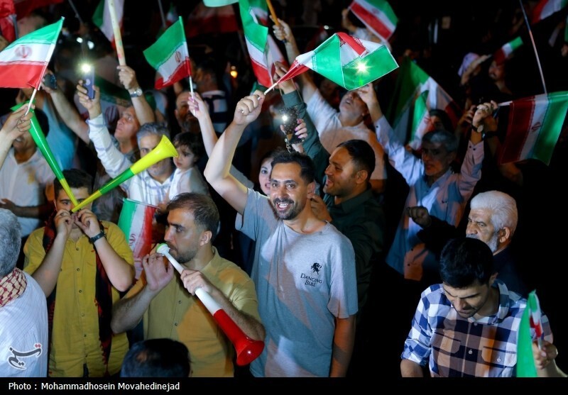 شادی مردم تهران پس از پاسخ کوبنده نیروهای مسلح به آمریکا