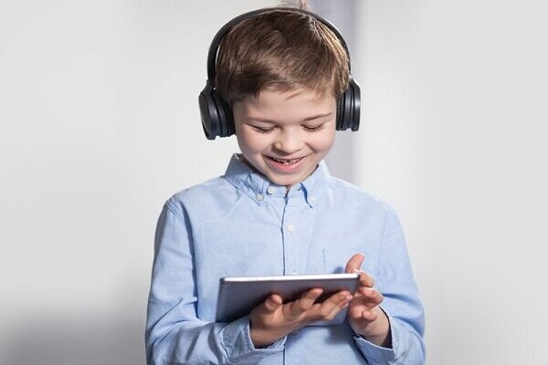 استفاده زیاد از موبایل و تبلت مهارت یادگیری را کُند میکند .