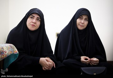 دیدار جمعی از چهره های رسانه‌ای زنان با خانواده شهید باقری