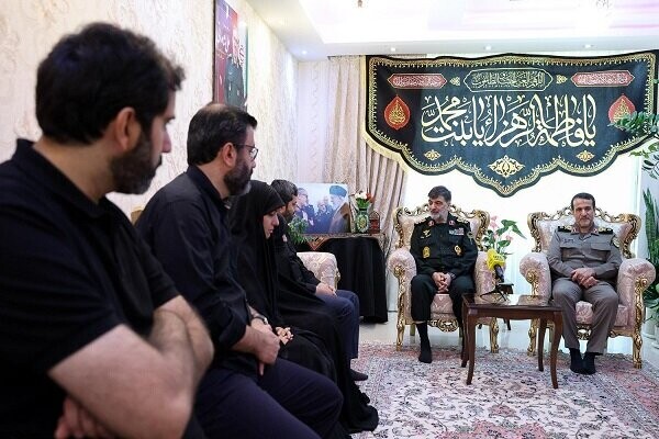 سردار رادان با خانواده شهید شادمانی دیدار کرد image-20250726182441-1.jpeg