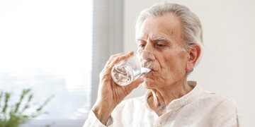 دلیلی که خطر کم آبی بدن در سالمندی را افزایش می‌دهد