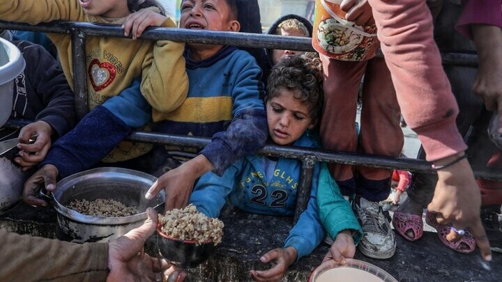 چگونه دست به سوی غذا دراز کنم؟ .