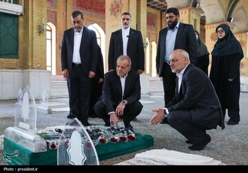 تجدید میثاق رئیس جمهور و اعضای هیئت دولت چهاردهم با آرمان‌های امام راحل