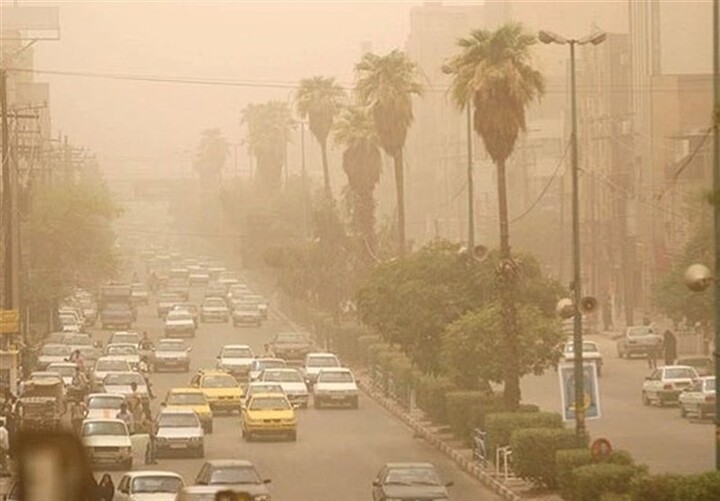 گرد و غبار شدید بندرعباس را فرا گرفت