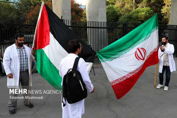 تجمع اعتراضی کادر درمان دانشگاه تهران در محکوم کردن جنایات اسرائیل